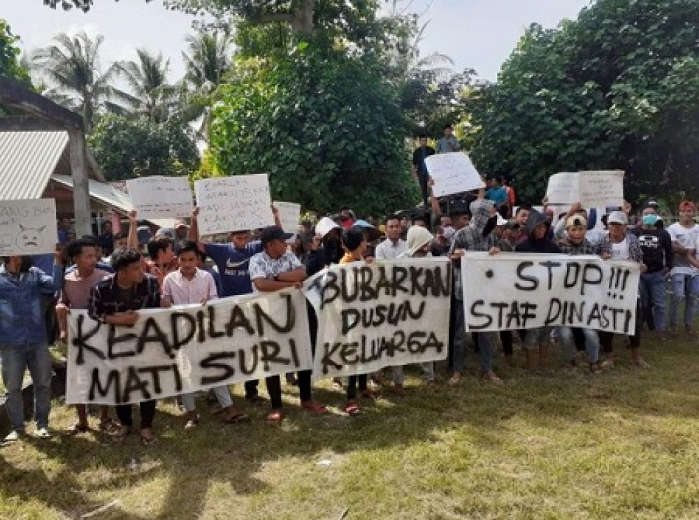 Para pendemo saat menyampaikan aspirasinya di depan Balai Desa Saur Saebus. SP