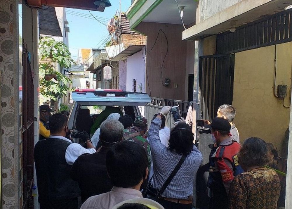 Jasad korban dievakuasi ke kamar mayat. SP/ DECOM