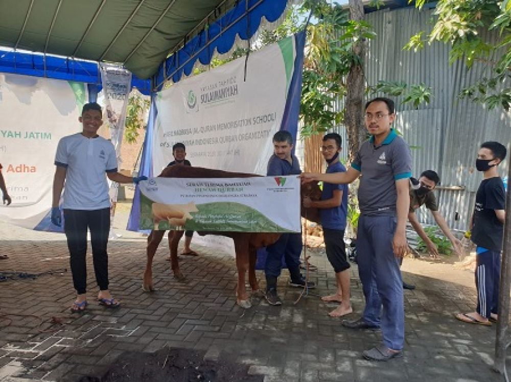 PT Rifan Financindo Berjangka (RFB) Surabaya menyerahkan hewan kurban pada Pondok Pesantren (Ponpes) Tahfidz Quran Sulaimaniyah, Jemurwonosari Surabaya. SP/dsy