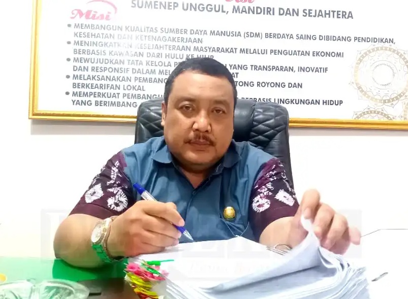 Kepala Dinas Sosial Kab. Sumenep, Drs. Achmad Zulkarnain MH di ruang kerjanya. (ft. Ainur Rahman/ SP)