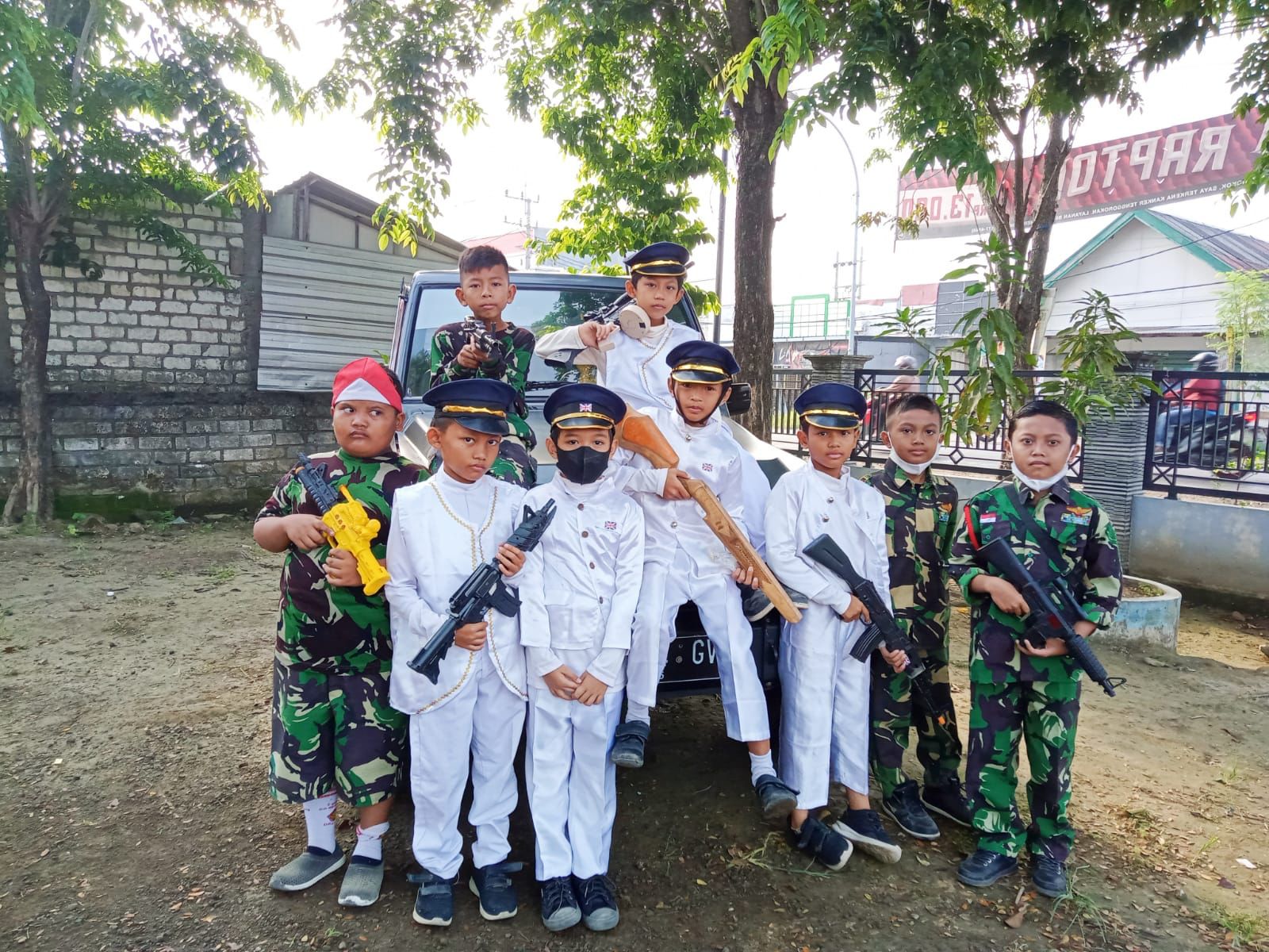 Siswa SD yang turut memeriahkan Hari Pahlawan dengan mengenakan baju ala pejuang.