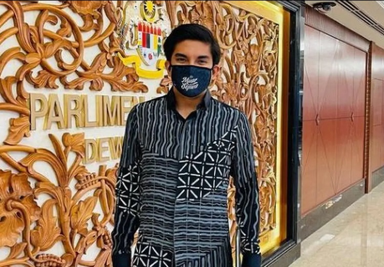 Anggota parlemen Malaysia Syed Saddiq berpose dengan berbusana batik saat menghadiri rapat parlemen. SP/ MLY