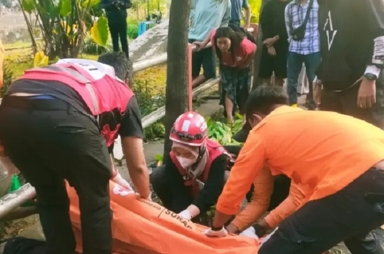 Petugas saat mengevakuasi jenazah pemotor asal Blitar yang meninggal diduga mengantuk , Minggu (23/07/2023). SP/ Command Center Surabaya