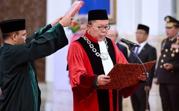 Momen Arsul Sani mengucapkan sumpah jabatan Hakim Konstitusi, Kamis (18/01/2024), di Istana Negara, Jakarta. SP/ Biro Pers Setpres
