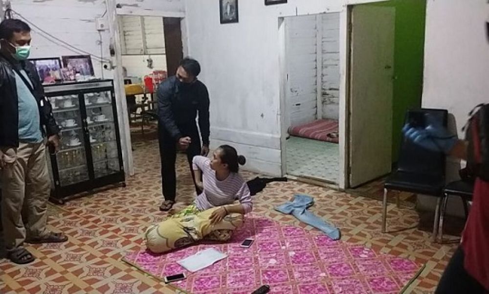 Polisi melakukan olah TKP di lokasi kejadian.