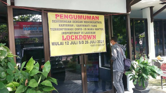 Pengumuman penghentian sementara aktivitas di Kantor Inspektorat Trenggalek.