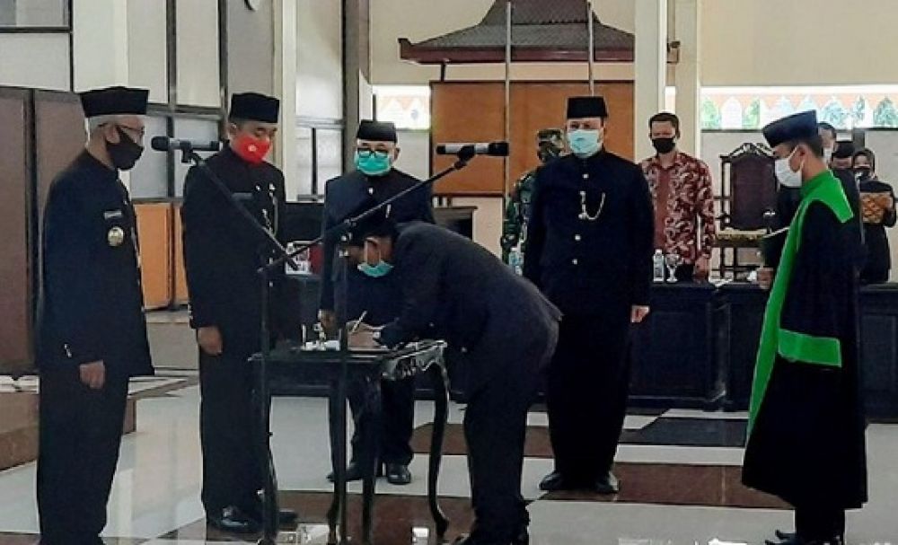 Proses mengambil sumpah jabatan penjabat sekretaris daerah (sekda) yang baru, Jumat (11/9/2020).SP/SP