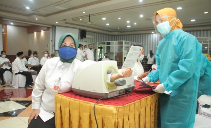 Sekda Kota Probolinggo drg Ninik Ira Wibawati (kiri) menjalani pemeriksaan kesehatan di Ruang Puri Manggala Bakti, Kantor Wali Kota Probolinggo, Jumat (21/5/2021). 