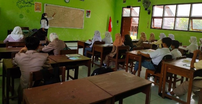 Sekolah tatap muka digelar dengan kapasitas hanya 50 pesen. 