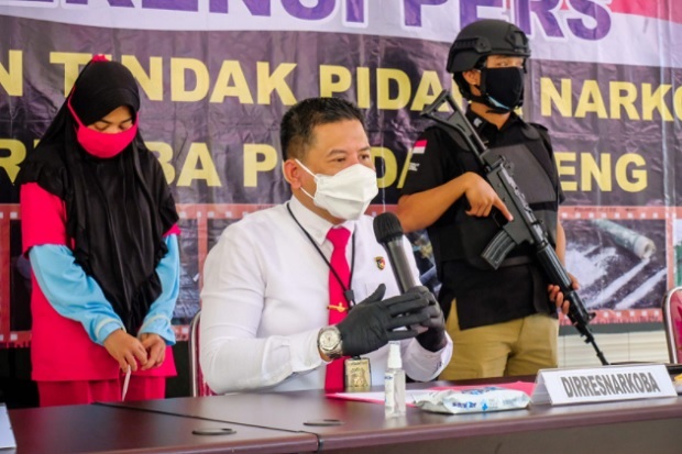 Dirresnarkoba Polda Jateng Kombes Pol Lutfi Martadian memperlihatkan tersangka W dan barang bukti penyelundupan sabu 1 Kg asal Malaysia.