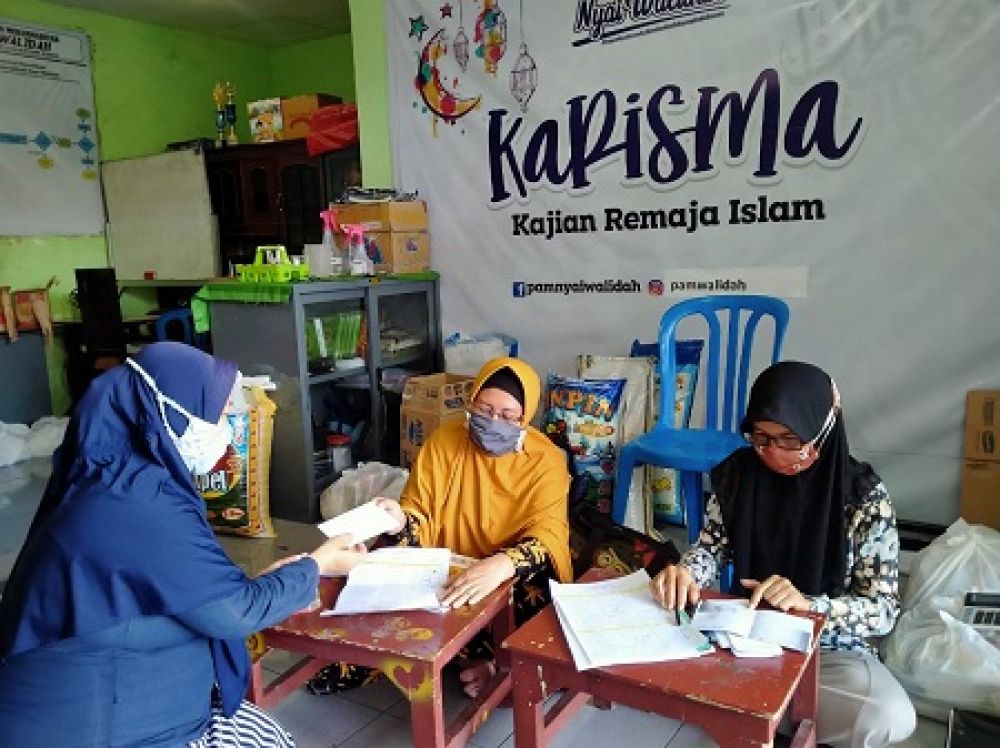 Panti Asuhan Muhammadiyah (PAM) Nyai Walidah Dupak Bandarejo  menyelenggarakan kegiatan pembagian uang SPP dan paket sembako. SP/ TYAN