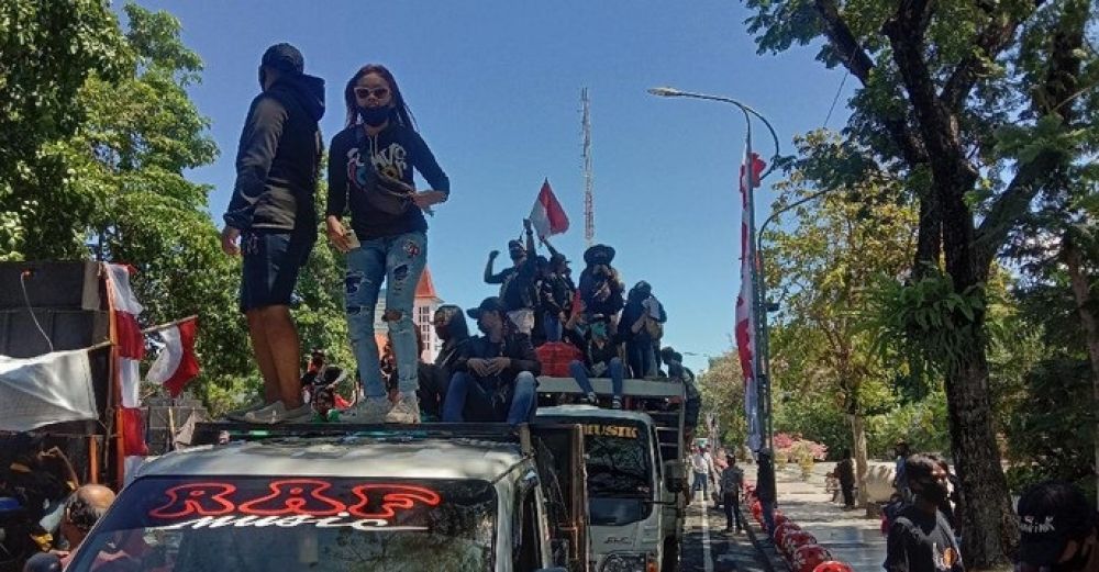 Massa pekerja seni di Surabaya demo di depan balai kota. SP/ DECOM
