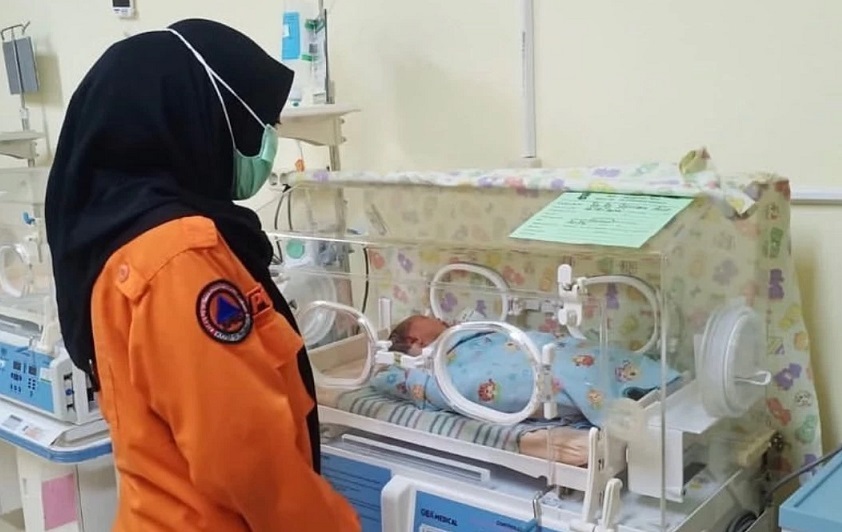 Kondisi bayi yang dibuang saat mendapatkan perawatan di rumah sakit.