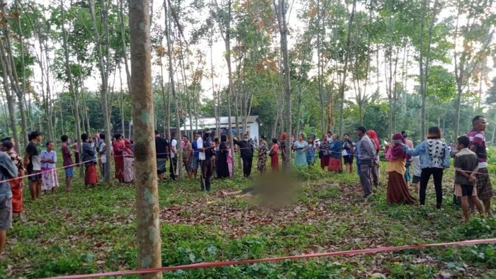 Warga berbondong-bondong mendatangi lokasi penemuan jenazah diduga pencuri.
