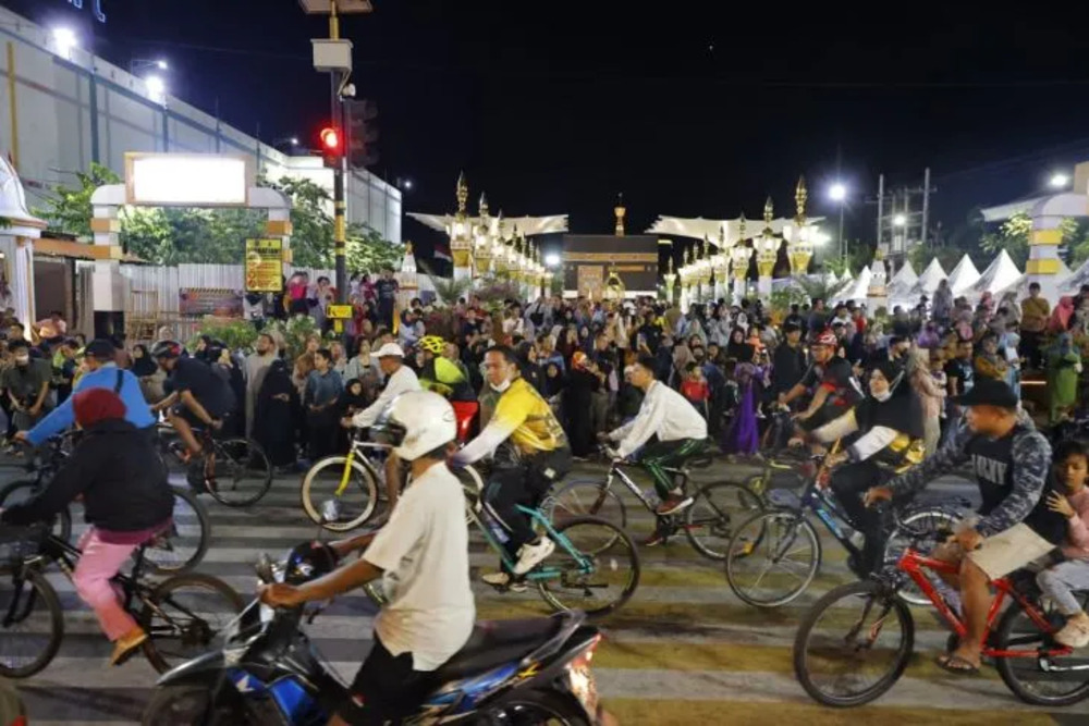 Ribuan warga mengikuti serta menyaksikan kegiatan Madiun Night Cycling di kawasan PSC Kota Madiun, Sabtu (1/7/2023). Foto: Diskominfo Kota Madiun.