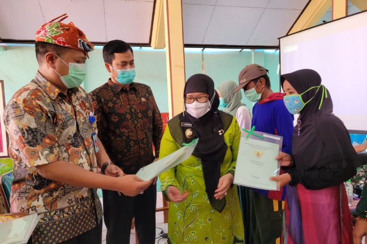 Wakil Bupati Ny. Hj. Khoirani didampingi Kadis Perikanan Sopan Efendi di acara penyerahan sertifikat kepada nelayan di Kantor Kecamatan Jangkar, Situbondo, Kamis (16/12/2021). 