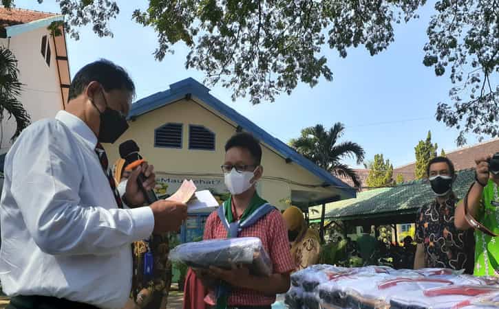 Wali kota Madiun Maidi memberikan bantuan kain seragam dan uang ongkos jahit.
