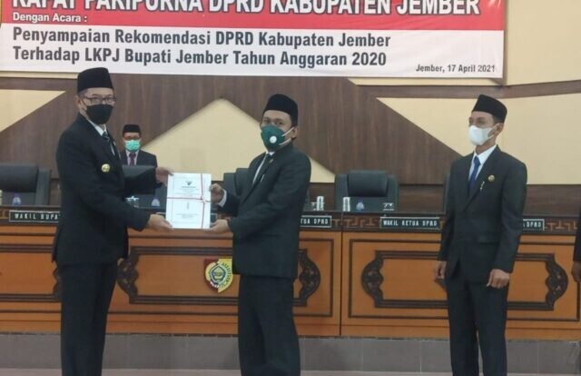 Penyerahan hasil penilaian LKPJ Bupati Jember tahun Anggaran 2020
