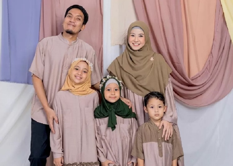 Desta dan Natasha Rizky bersama ketiga anaknya, Miguel, Miskha dan Megumi. SP/ JKT