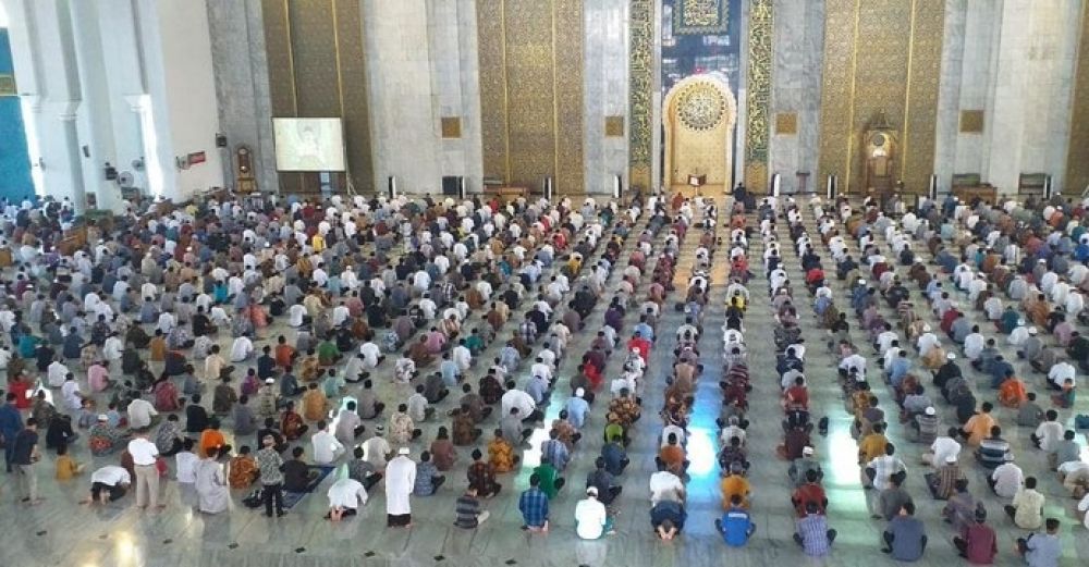 Salat id berjemaah dilakukan dengan protokol kesehatan pencegahan COVID-19. SP/ DECOM