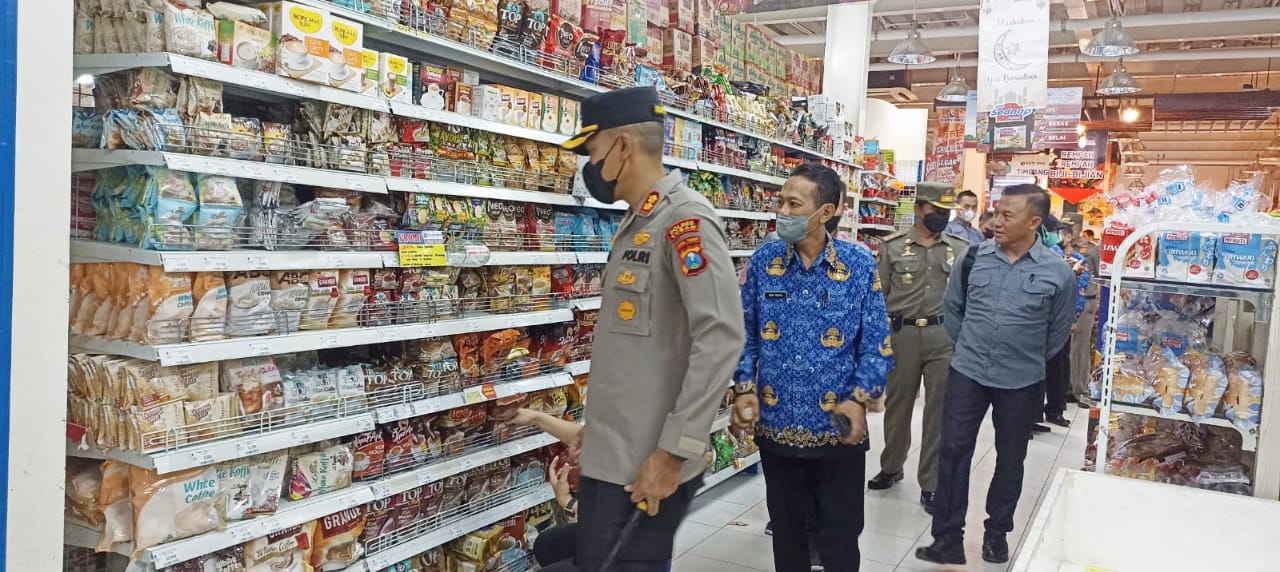 Petugas gabungan dari Pemkab dan Polres Tuban saat melakukan sidak di salah satu Swalayan, Senin (17/4/2023).