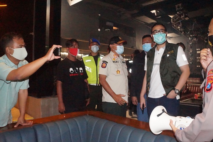 Petugas Satpol PP dan tim gabungan termasuk anggota DPRD Jatim, ikut sidak Holywings Gold kafe di Basuki Rahmad Surabaya, Sabtu (16/1/2021) tengah malam.  Sp/Riko