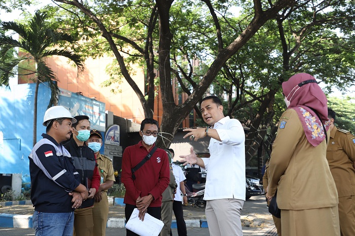 Wali Kota Surabaya Eri Cahyadi sidak pengerjaan saluran di Jalan Karah Agung, Kecamatan Jambangan, Senin (26/9) pagi. SP/ALQ