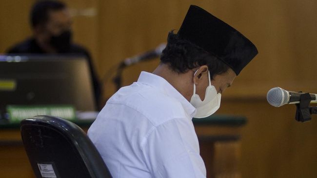 Herry Wirawan saat mengikuti sidang di Pengadilan Tinggi Bandung, Senin (04/04/2022)/ Foto: Humas PT Bandung