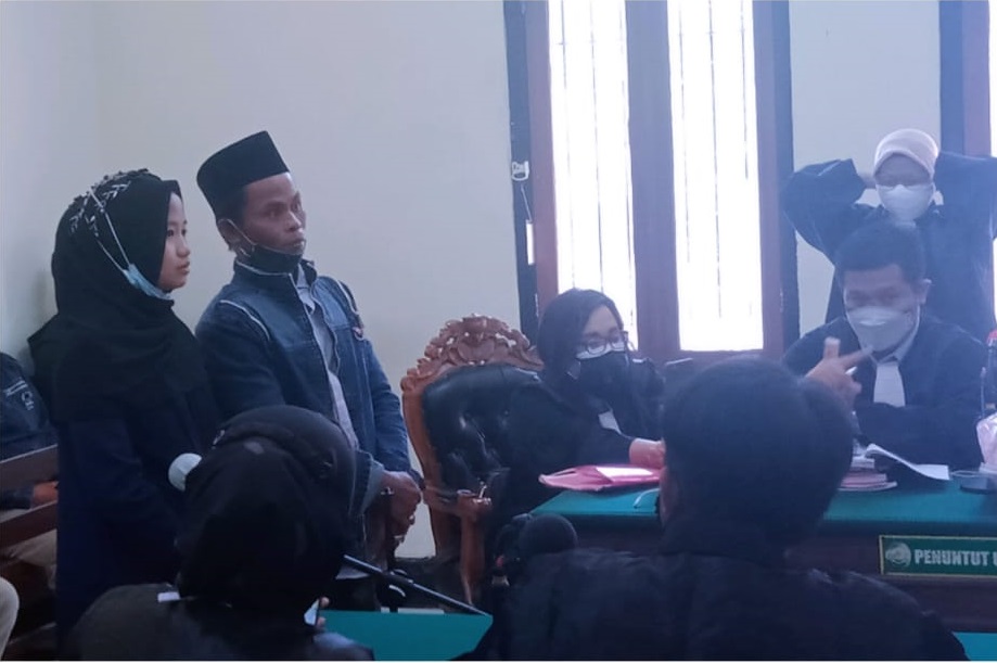 Sidang dengan terdakwa Abdul Hosid, hadir dua saksi meringankan terdakwa, Natur dan Nuriyah, diruang Garuda 2 PN.Surabaya. SP/Budi Mulyono