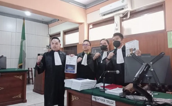 Tim Kuasa hukum JE yang dipimpin Hotma Sitompul menunjukkan pledoi sebelum persidangan.