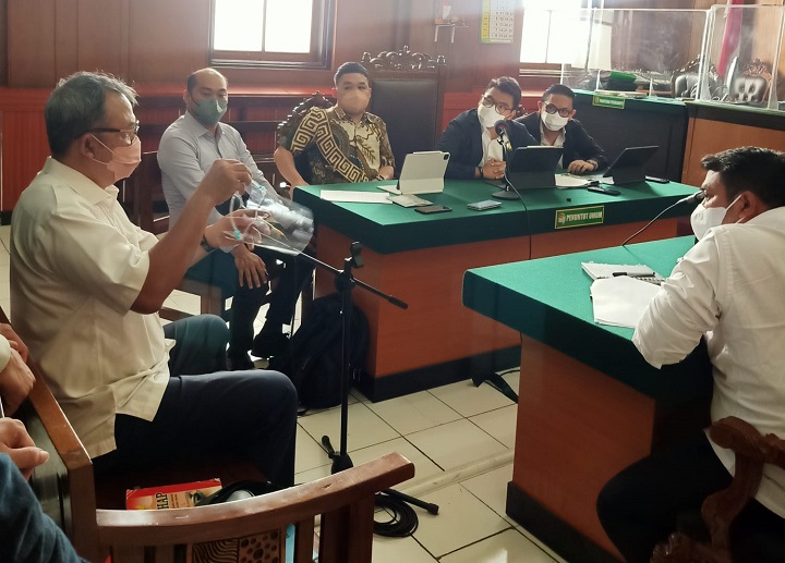 Ahli kedokteran forensik dari Rumah Sakit Umum Daerah Soetomo Surabaya, Dr. Azis, Sp.FM dihadirkan dalam persidangan prapid JE. SP/Budi Mulyono