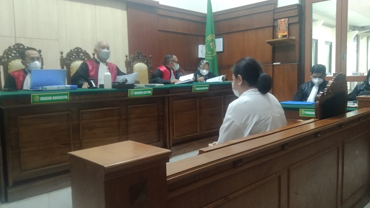 Eksi Anggraeni mendengarkan dakwaan JPU tanpa rompi tahanan. SP/Budi Mulyono