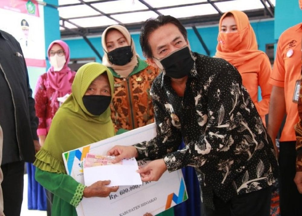 Penyaluran bantuan sosial tunai (BST) di Sidoarjo. SP/ DECOM