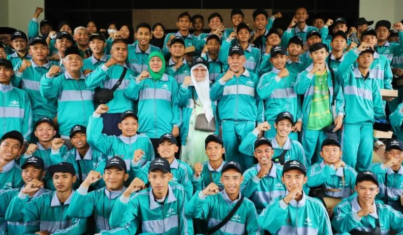 Para kontingen Porseni NU bersama Khofifah Indar Parawansa  di Kantor PWNU Jatim pada Sabtu (14/1/2023). Foto: Humas Pemprov Jatim.