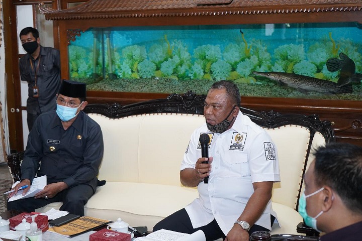  Anggota Komisi III DPR Rahmat Muhajirin saat berkunjung ke Pemkab Sidoarjo didampingi Pj Bupati Hudiyono. SP/Sugeng