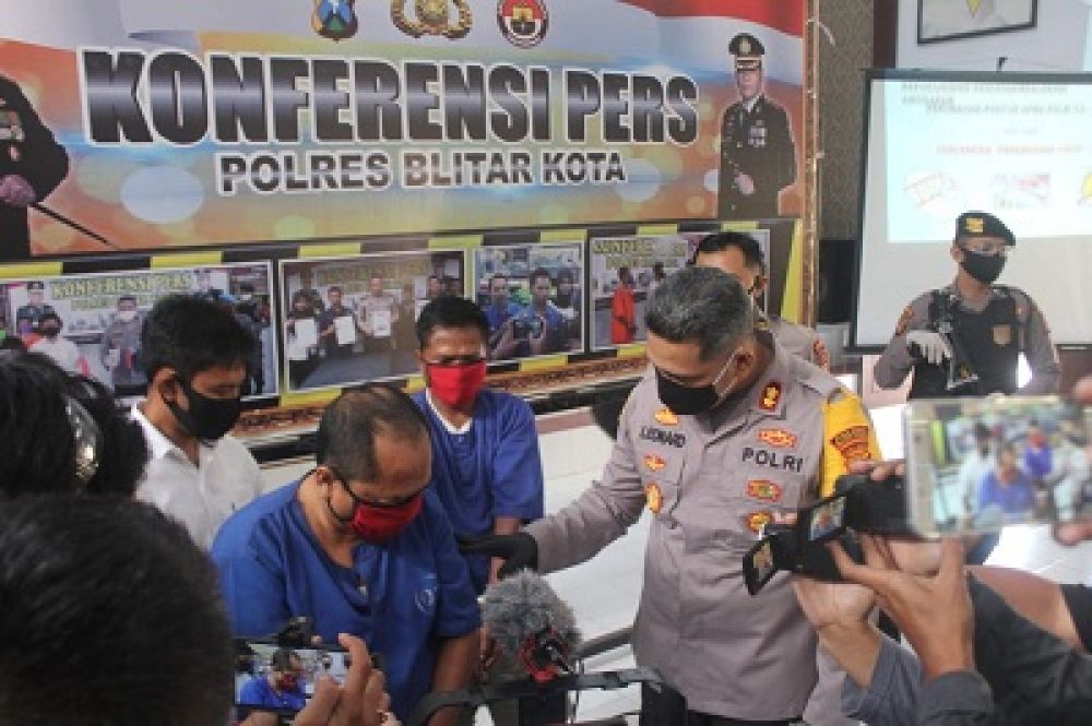 Kapolres Blitar Kota AKBP.Leònard M Sinambela tunjukan BB dan rekaman CCTV,  dan  wawancarai tersangka.