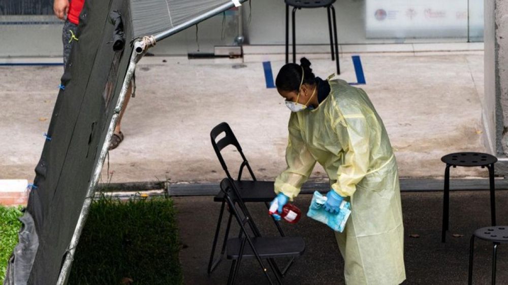 Illustrasi petugas menyemprotkan desifektan di kursi. SP/ Getty Images