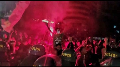 Bonek menyalakan flare sambil menyanyikan Song For Pride.