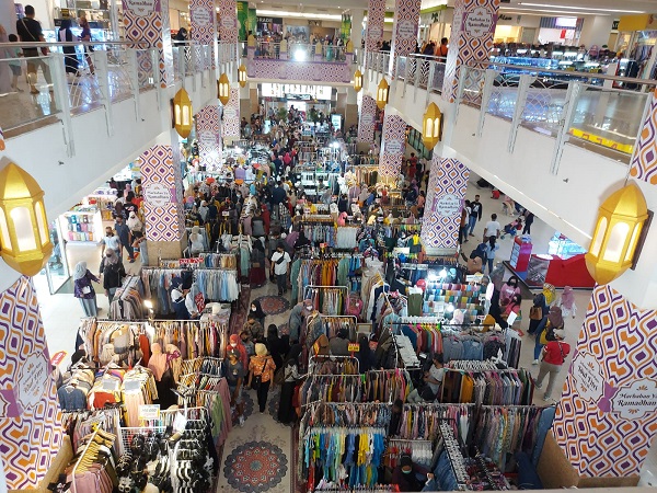 Suasana lantai dasar Royal Plaza Surabaya.