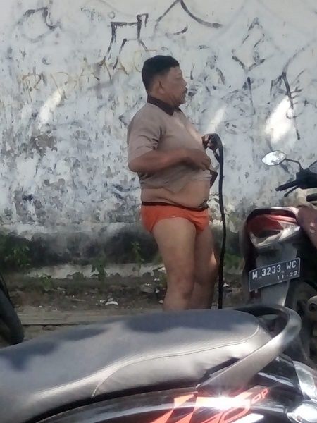 Run menggunakan baju ketat, jajakan jualannya di sepanjang Jalan Mutika depan Hotel Surabaya kab. Sumenep. (ft. Ainur Rahman/ SP)
