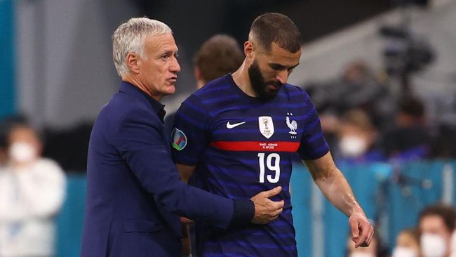 Karim Benzema bersama pelatih timnas Prancis Didier Deschamps. Foto: Reuters.