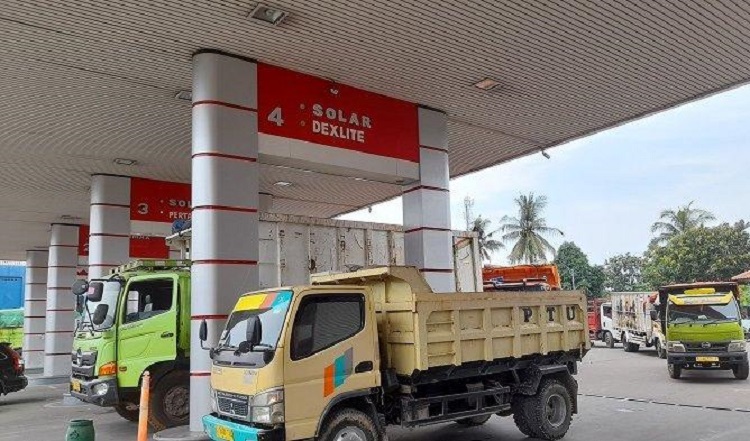 Illustrasi sopir truk yang sedang mengantri untuk membeli solar. SP/ BLT