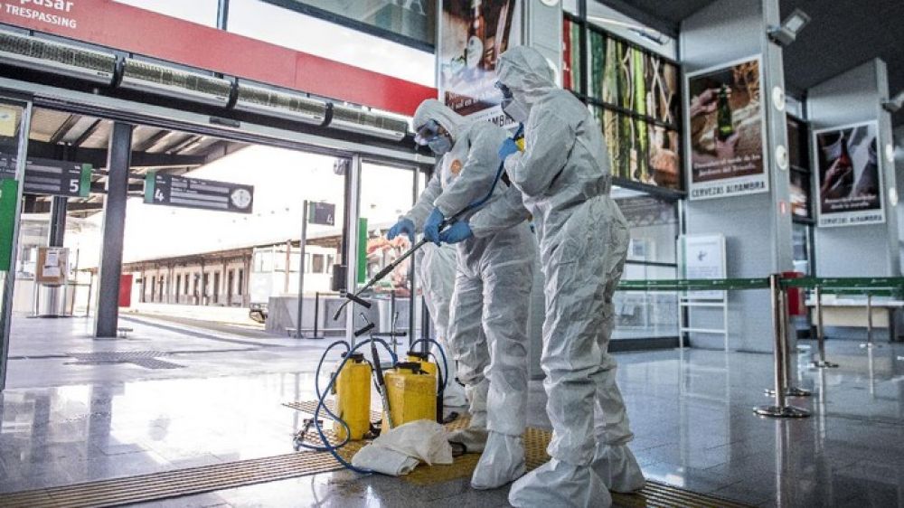 Illustrasi Penyemprotan desifektan oleh petugas medis di spanyol. SP/ DECOM