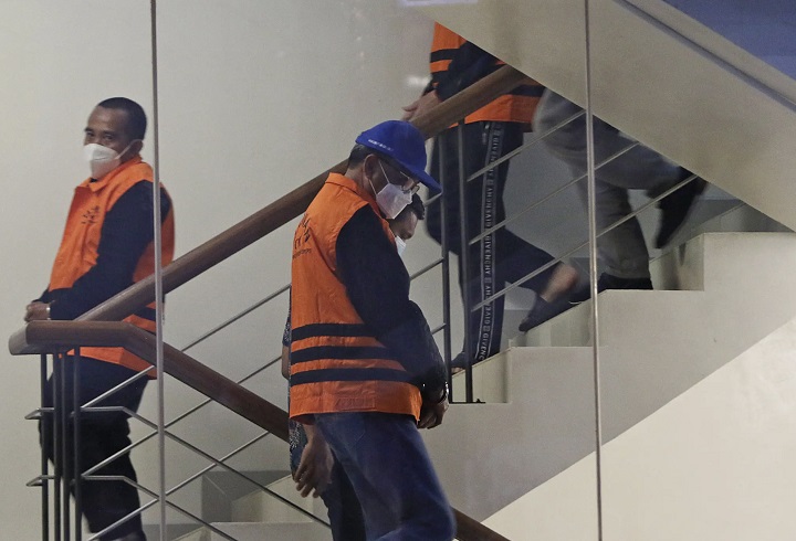 Nurdin Abdullah diamankan, setelah ditetapkan sebagai tersangka Gratifikasi Rp 5,4 Miliar oleh KPK, Minggu (28/2/2021) kemarin di gedung KPK. SP/jak