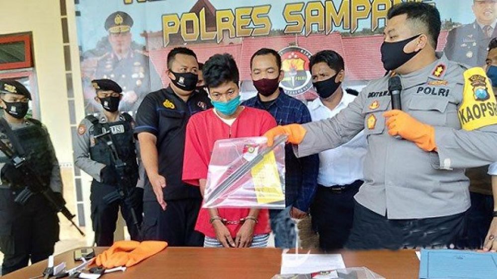 Pelaku pembacokan saat dihadirkan dalam rilis di Polres Sampang, Madura, Selasa (30/6).