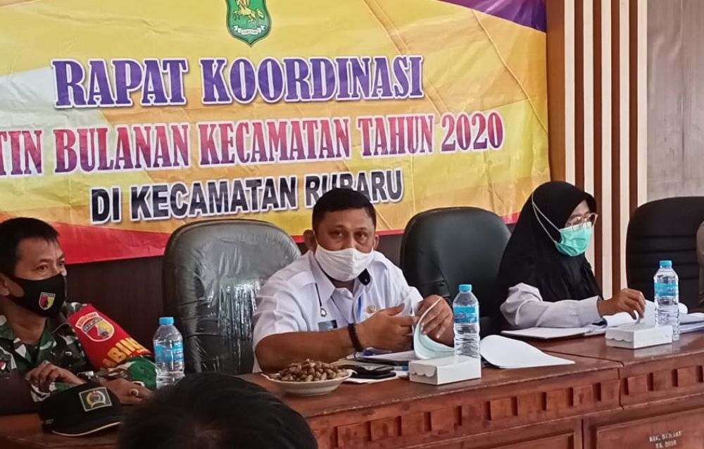 Camat Rubaru Kab. Sumenep, Arip Susanto, saat rapat kordinasi mengenai dampak Covid-19 di Kecamatan Rubaru (22/07). SP/Ainur Rahman