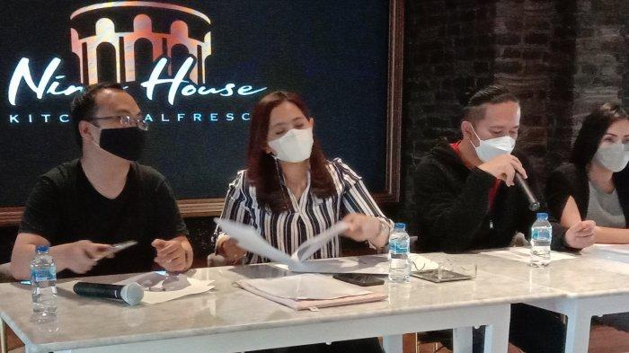 Chef Chandra Yudasswara (dua dari kanan) bersama dua kuasa hukumnya dan pelapor.