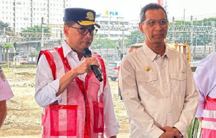 Menhub Budi Karya Sumadi meletakkan batu pertama pembangunan Lintas Raya Terpadu (LRT) Jakarta Fase 1B rute Velodrome-Manggarai.