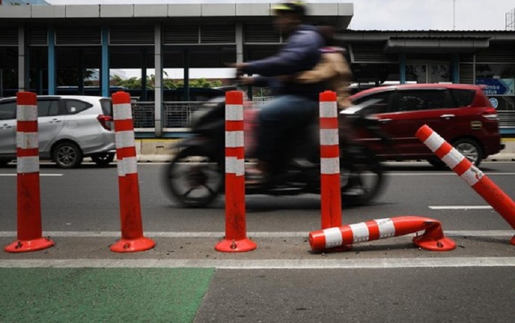 Stick sone rusak membahayakan pengendara.