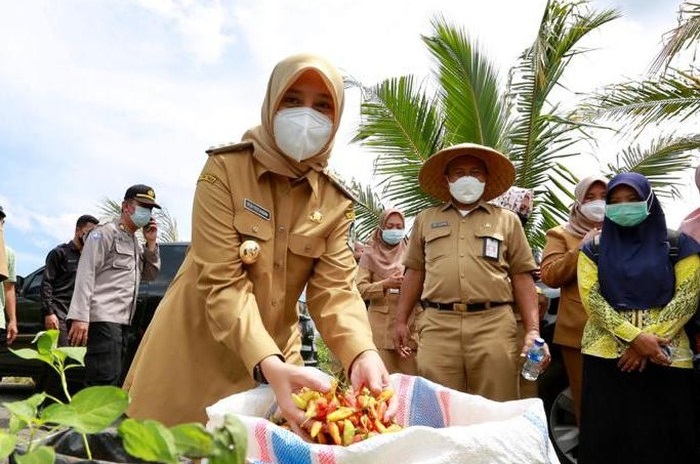 Bupati Ipuk saat menunjukkan ketersediaan stok cabai. Foto: Pemkab Banyuwangi.